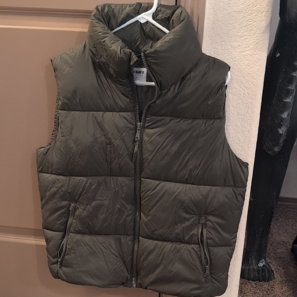 Old Navy Quilted Puffer Vest in Olive